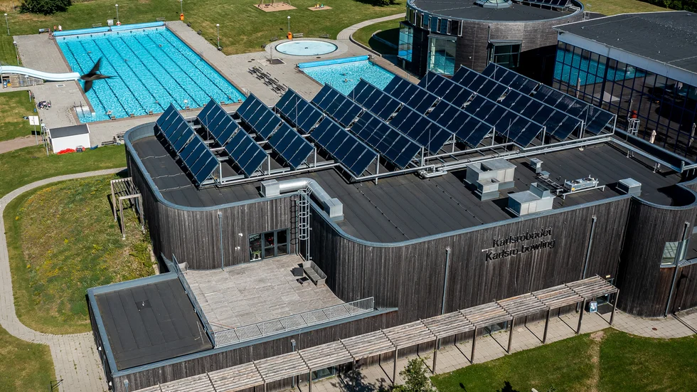 Trosaföretagaren och Rocmores affärsområdeschef skrev utan behörighet på ett avtal omfattande 4 miljoner kronor, för ett arbete på Eslöv kommuns simhall.
