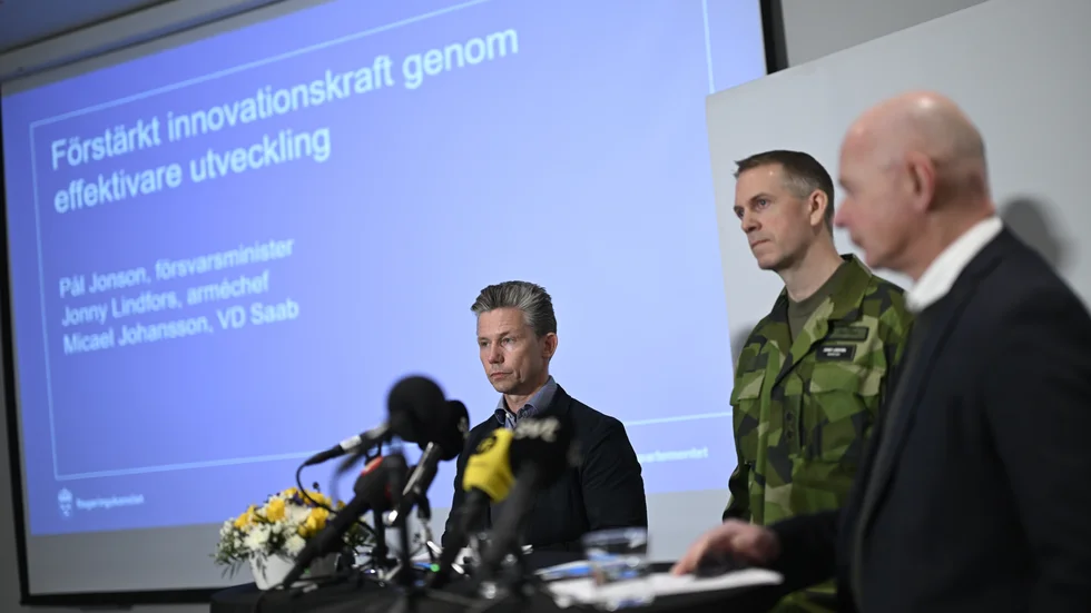 Försvarsminister Pål Jonson, arméchef Jonny Lindfors och Saabs VD Micael Johansson under pressträffen på Folk och försvars rikskonferens i Sälen.