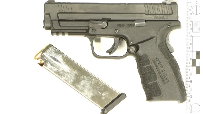 16-åringen från Luleå greps med en skarpladdad, uppmantlad och halvautomatisk pistol av märket Springfield Armory, med kalibern nio millimeter. En kula finns i loppet och ytterligare nio patroner satt i magasinet.