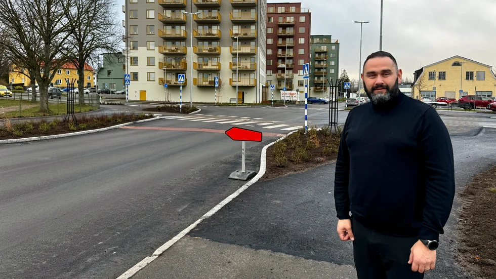 Trafikläraren Batu Arslan tycker att den nybyggda korsningen är väldigt otydlig.