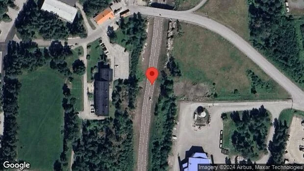 Stillastående personbil skapar problem på väg 76
