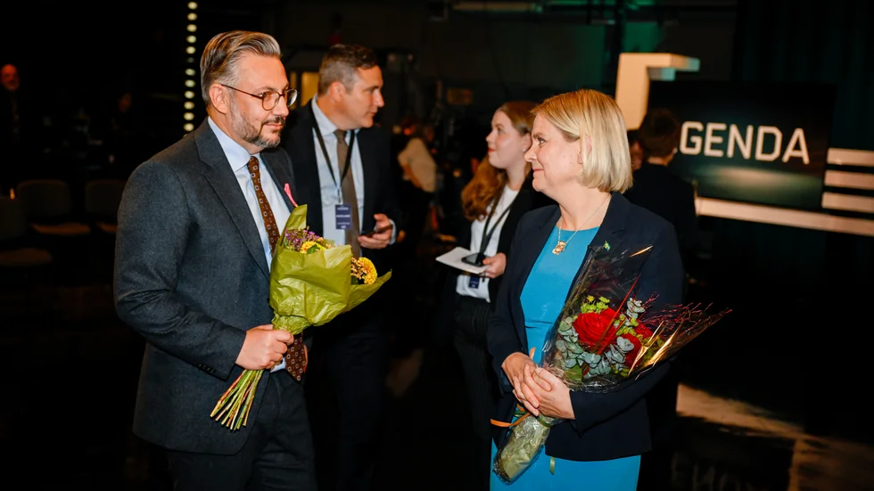 Vägval. Muharrem Demirok (C) har uttryckt stöd för Magdalena Andersson, men de interna striderna kvarstår. 
Här Centerledaren med Magdalena Andersson (S) efter partiledardebatten i Agenda i Sveriges television.
