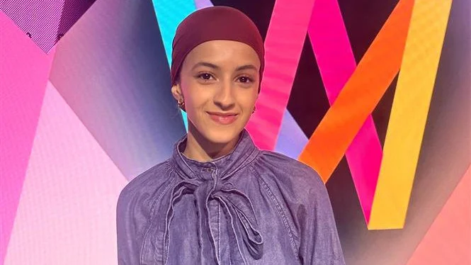 Amena Alsameai var på plats i Stockholm för både SVT-presskonferens och intervjuer med flera medier på tisdagen. Bilden har hennes manager Malin hunnit knäppa mellan alla punkter på det täta schemat. 