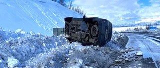 Personbil har vält efter E 10 nordväst om Kiruna
