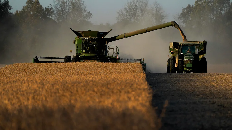 Sojabönor skördas på en gård i Kentucky. Bönorna är en av de produkter som EU nu vill införa tullar på från USA. Arkivfoto.