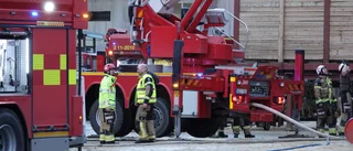 Brand eldhärjade pelletsfabriken – 30-tal man bekämpade lågorna