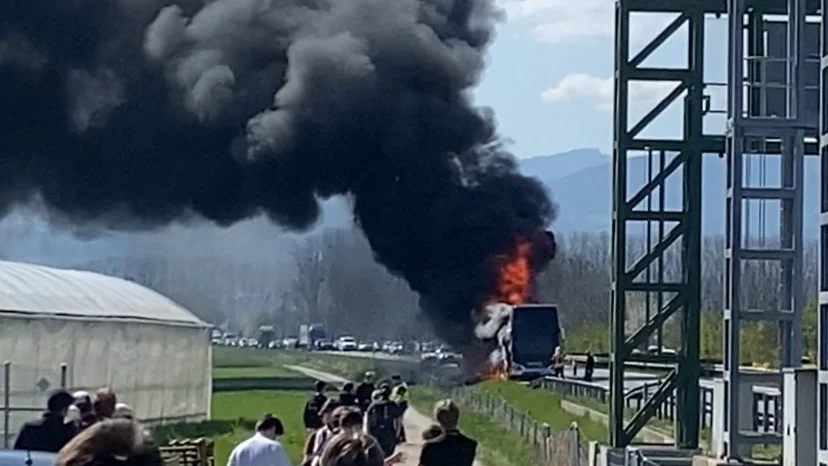 På vägen hem från skidresan började bussen att brinna. 
