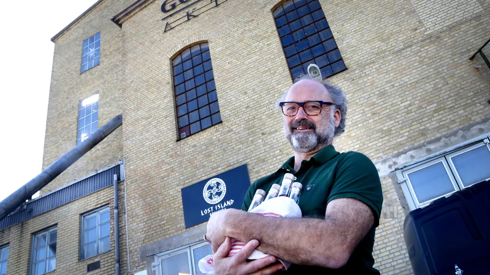Björn Pettersson tillverkar sitt dessertvin hos Lost Island Brewery i sockerbrukets gamla lokaler i Roma. Småskalighet är det som gäller med handplockade bär som får jäsa.