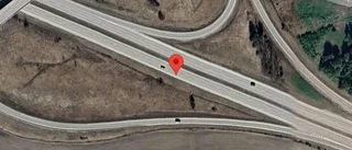 En stillastående personbil orsakar stopp i ett körfält på E20