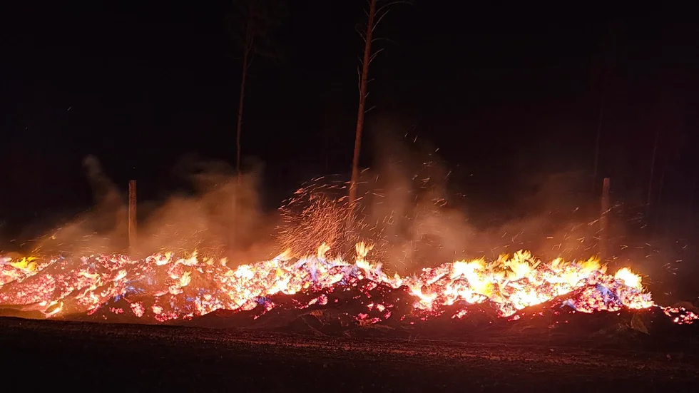Bild från nattens brand i en rishög vid Hyttan, Julita.