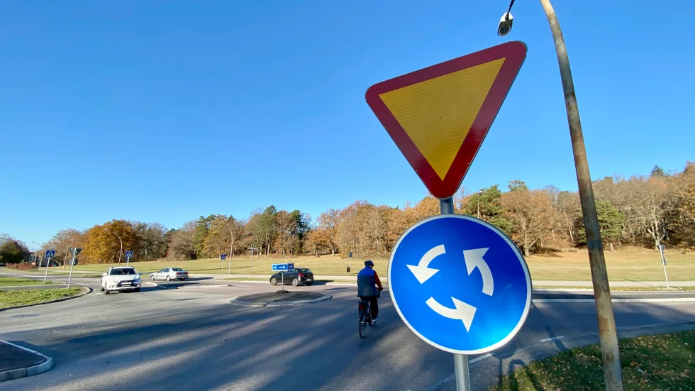 Den tillfälliga rondellen vid Djurgården kommer att fortsätta vara tillfällig ett tag till. Sedan är tanken att den ska byggas om till en permanent variant.