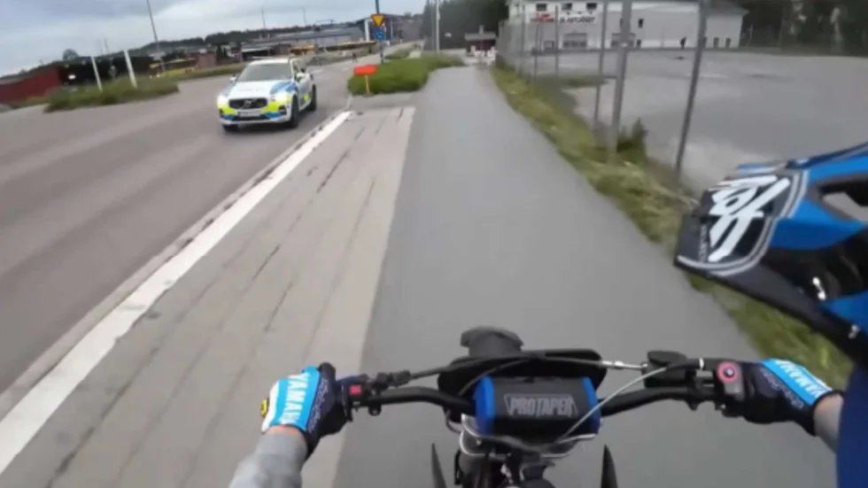 Bilden som skärmdumpats från Youtubefilmen visar hur mopedföraren möter en polisbil i vilken det sitter en polis som identifierar mopedisten som den åtalade.