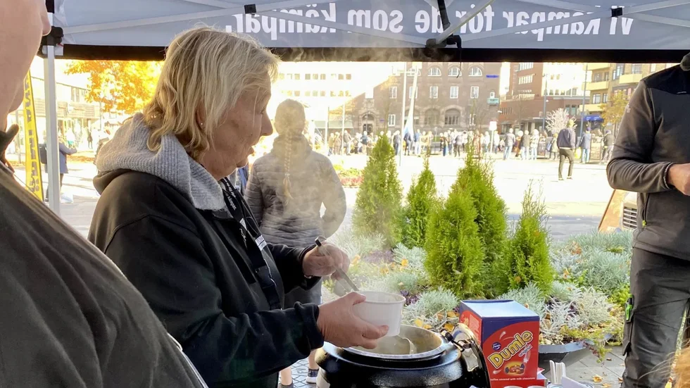 Carina Helmisdotter slevar upp. Fler bilder från sopplunchen nedan!