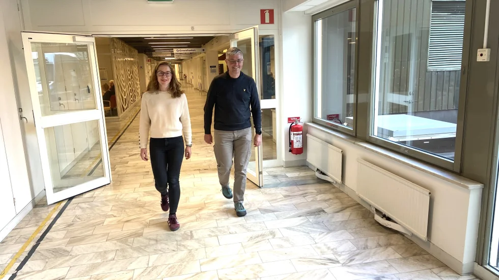 Allmänläkarna Johanna Carlson och Håkan Ström jobbar ständigt med väldigt hög belastning. De är rädda för hur fler arbetsuppgifter ska drabba vårdens tillgänglighet.