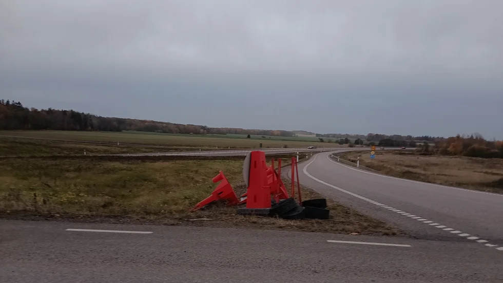 Beläggningsarbetet på Riksväg 50 i norrgående riktning, mellan Södra Freberga och Skänninge Norra, försenades. Det blev klart vid klockan 08 istället för 06 imorse. 