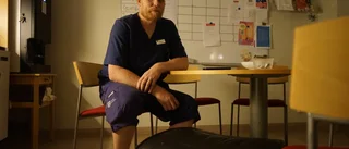 Andreas vägrade vården – nu stormtrivs han som undersköterska