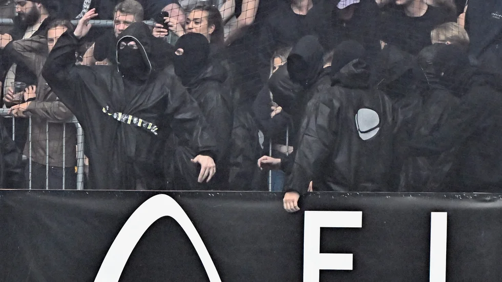 Skandalcener på Tele2-arenan i samband med Stockholmsderbyt mellan Djurgården och AIK.