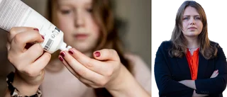 Unga tjejer tutas i att utseende slår sparande