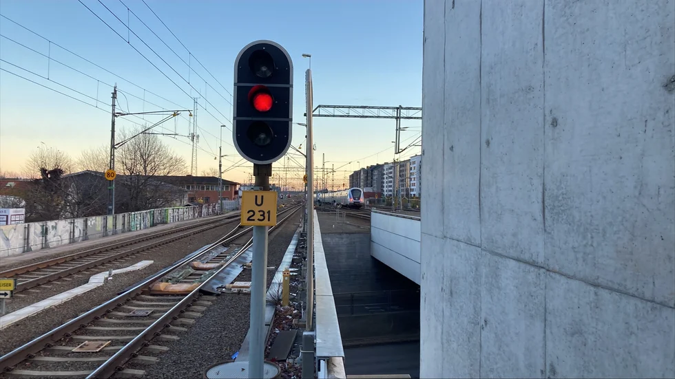 Totalstopp i tågtrafiken vid centralstationen i Uppsala. I bilden skymtar ett pendeltåg som hann rulla runt 50 meter innan det stoppades.