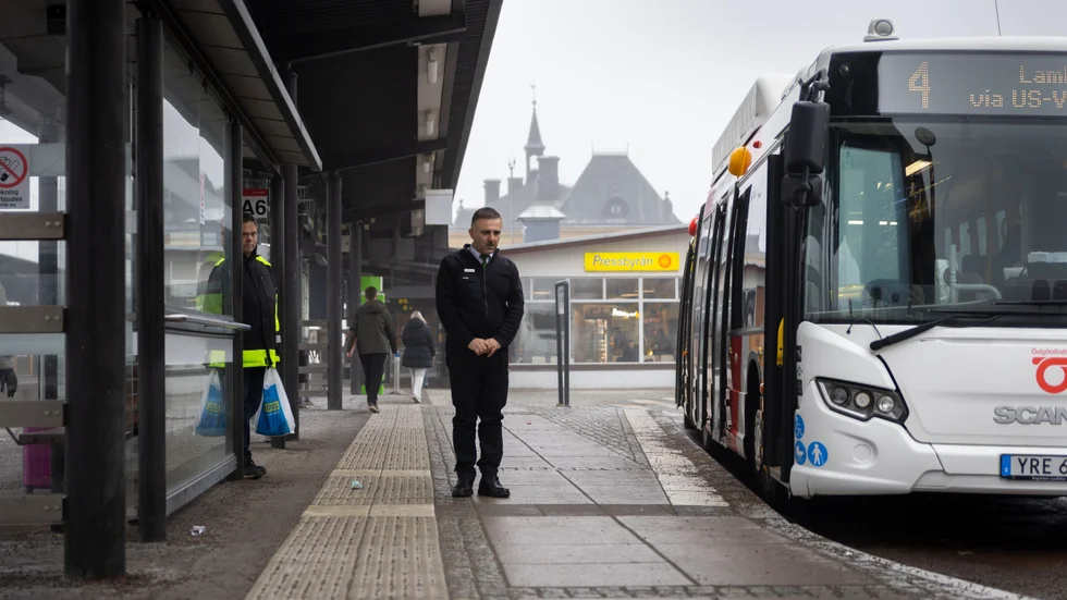 På tisdagen deltog också personal på Östgötatrafiken i den tysta minuten för att hedra offren i skolmassakern i Örebro. Busschauffören Muhammed Jalal klev ur sin buss med resenärer innan han körde vidare från hållplatsen.