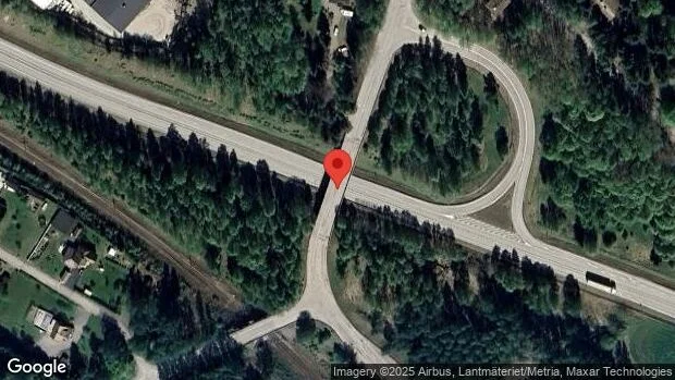 Ett körfält blockerat på grund av en stillastående personbil på väg 56