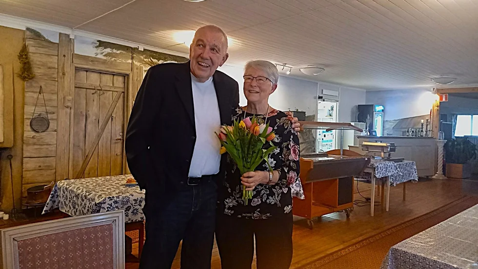Ordförande Sören Thomsson tackar av vår duktige och mycket uppskattade kassör Vivan Olin.