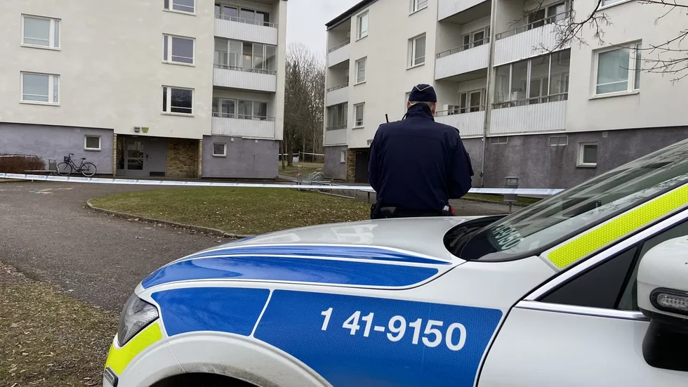 Polis på plats vid avspärrningarna.