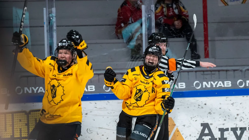 Förra Luleå Hockey-spelaren Nicoline Söndergaard-Jensen jublar efter ett av Skellefteå AIK:s två kvitteringsmål.