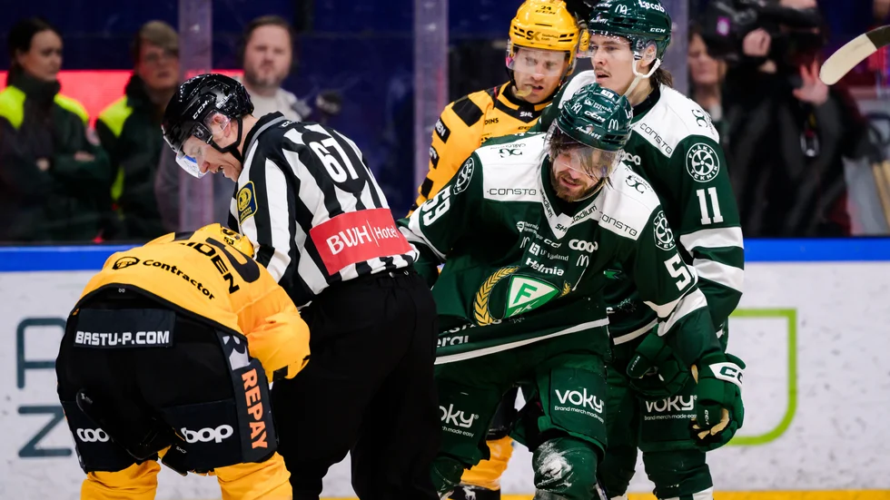 Spelarna var märkbart irriterade – och domarna hamnade i rampljuset i början av matchen mellan Skellefteå AIK och Färjestad.