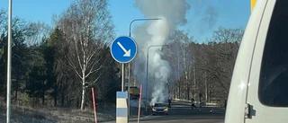 Bil började brinna vid infarten i Västervik