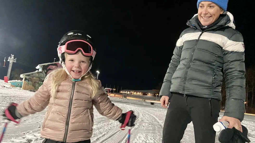 Ester Sederholm, 4, tillsammans med mamma Ellen.