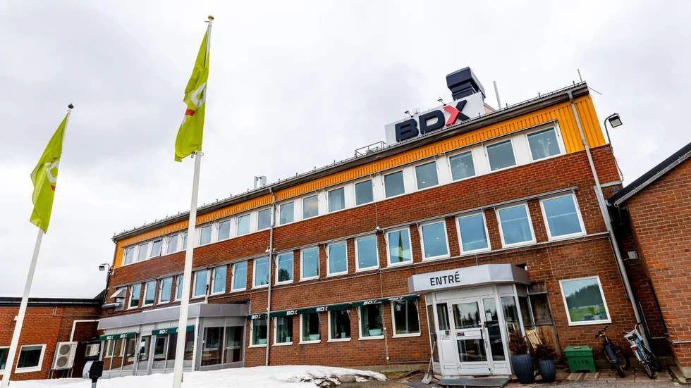 BDX anser att Roger Åström bakdaterar gåvohandlingar för att förhindra att ett eventuellt skadestånd kan drivas in.