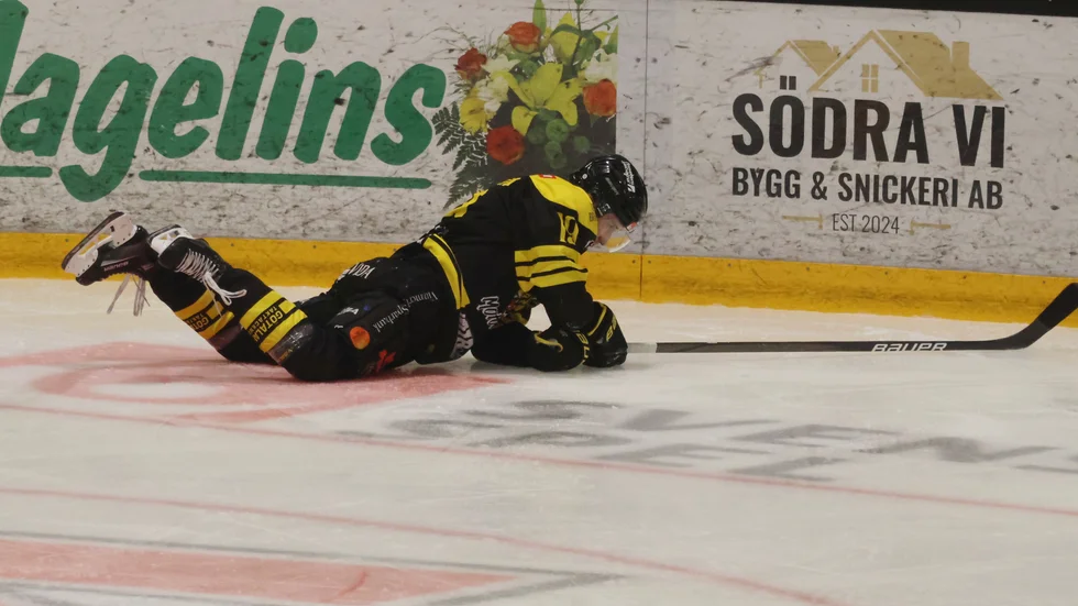 Anton Carlsson gjorde efterlängtad comeback, men fick kliva av i den tredje perioden mot Kalmar efter att ha åkt på en ny smäll.