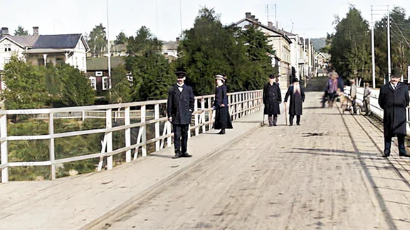 Efter 50 år av förhandlingar – då byggdes Parkbron