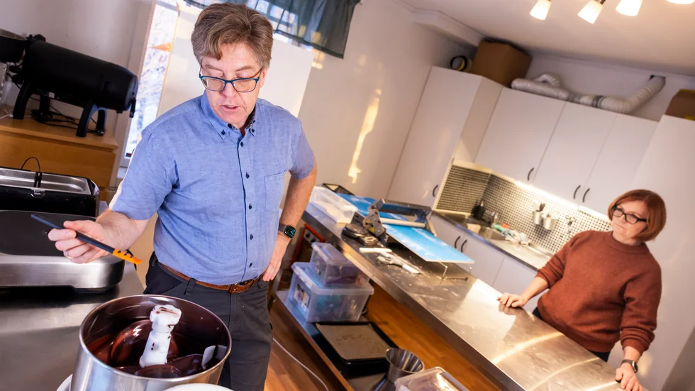I chokladfabriken i Gammelstads kyrkby är LTU-professorn Peter Parnes och sambon Agneta Hedenström i färd med att tillverka choklad. "Vi har valt att skapa en något vuxnare variant av choklad. Jag skulle vilja kalla det för en mer ursprunglig choklad", berättar Peter Parnes.