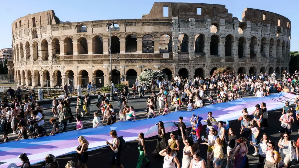 Prideparaden passerar Colosseum i Rom i juni 2024.