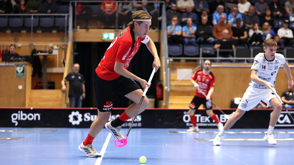 Gabriel Kohonen i full fart framåt. Kohonen hade en fin kväll i IFU Arena.