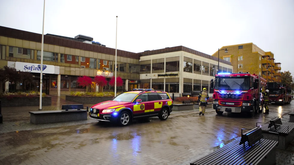 Vid 08:40-tiden på torsdagsmorgonen ryckte räddningstjänsten ut till Safirenhuset på Drottninggatan.