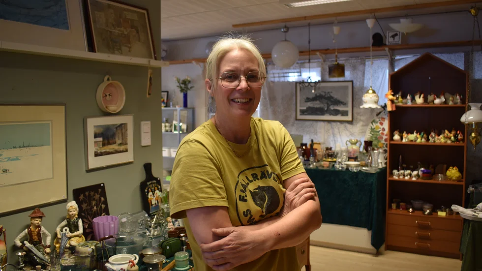 ”Det är kul att få prata med så mycket nytt folk, man kommer in på gamla minnen när kunderna ser saker de kommer ihåg från förr”, säger butiksinnehavaren Kristin Jonsson. 