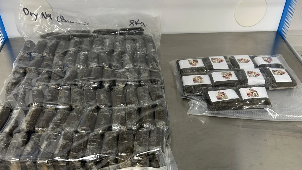 Den här försändelsen skickades till Sverige från Slovakien. Det rör sig om 8,8 kilo cannabisharts spetsad med den nya syntetiska drogen.