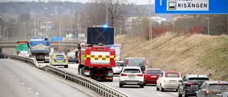 Trafikolycka på Söderleden – däck exploderade på lastbil