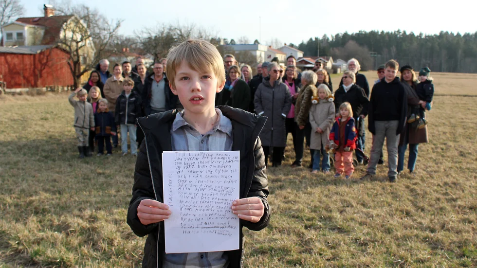 Över 60 Hackeforsbor har skrivit ett gemensamt protestbrev till kommunen. Sixten Holmberg, 9 år, skrev ett eget brev, med underskrifter från 17 av områdets barn.