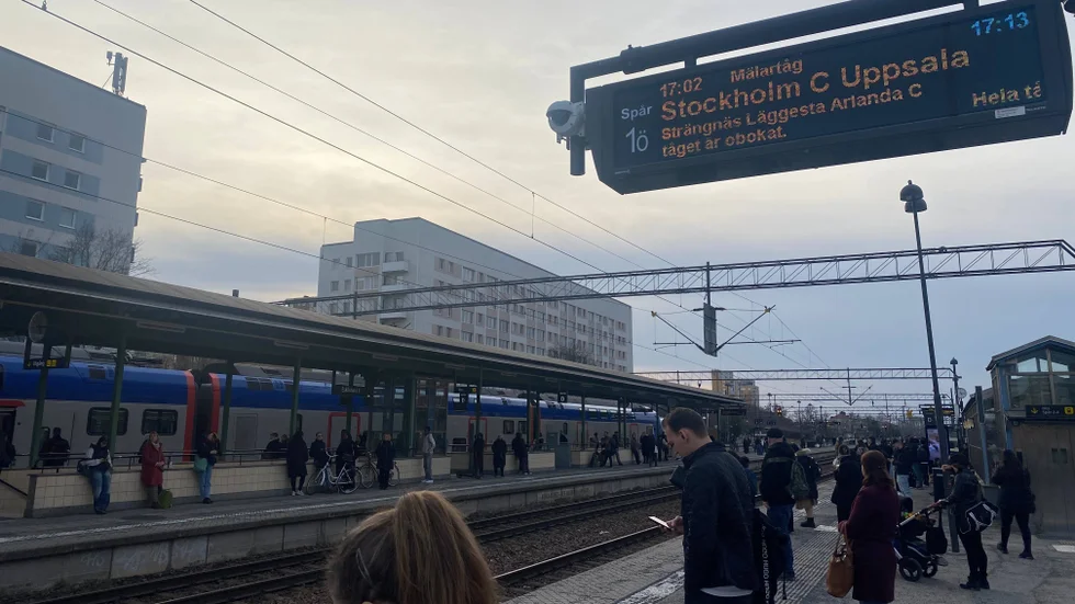 Flera tåg blev försenade efter ett tågstopp utanför Eskilstuna.