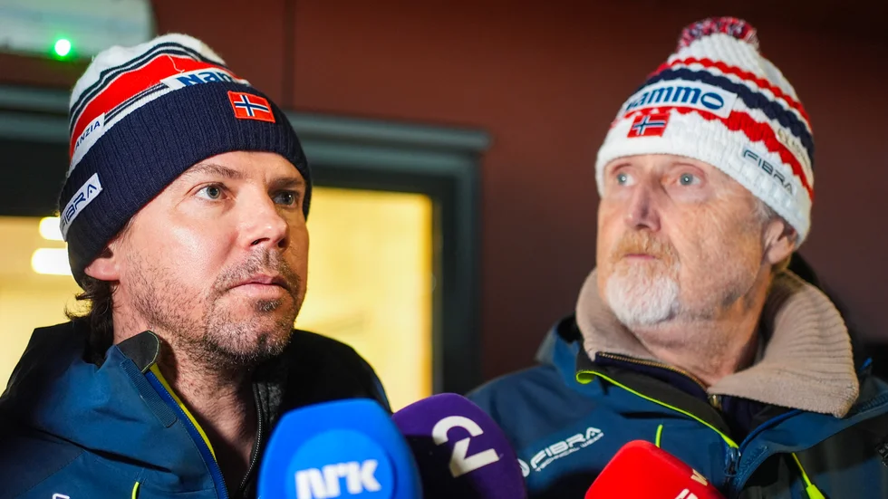 Norske landslagstränaren Magnus Brevig, till vänster, stängs av efter skandalen i VM.
