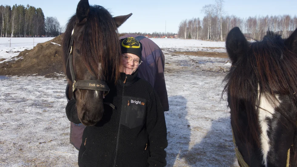 Madelene Wikstén jobbar som travtränare, B-tränare, uppfödare av varmblod och chef på stall WF i Boden. 
"Bästa med jobbet är att man får vara ute i sådant väder som vi har idag och närheten till djuren, det blir som en livsstil", säger hon.