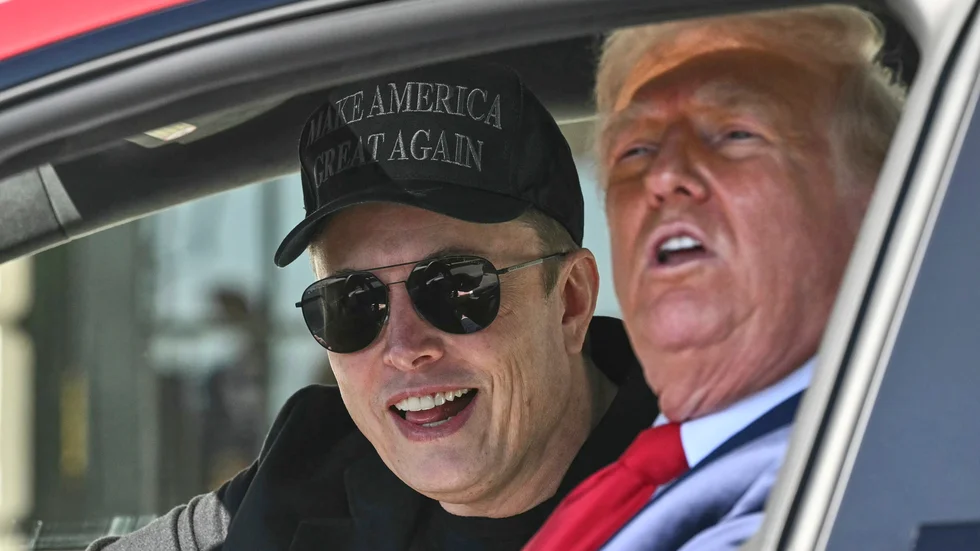 Plötsligt sitter en galning i varje ringhörna, skriver Jädersbon Arne Jonsson. På bilden USA:s president Donald Trump tillsammans med Elon Musk i en Tesla-bil.
