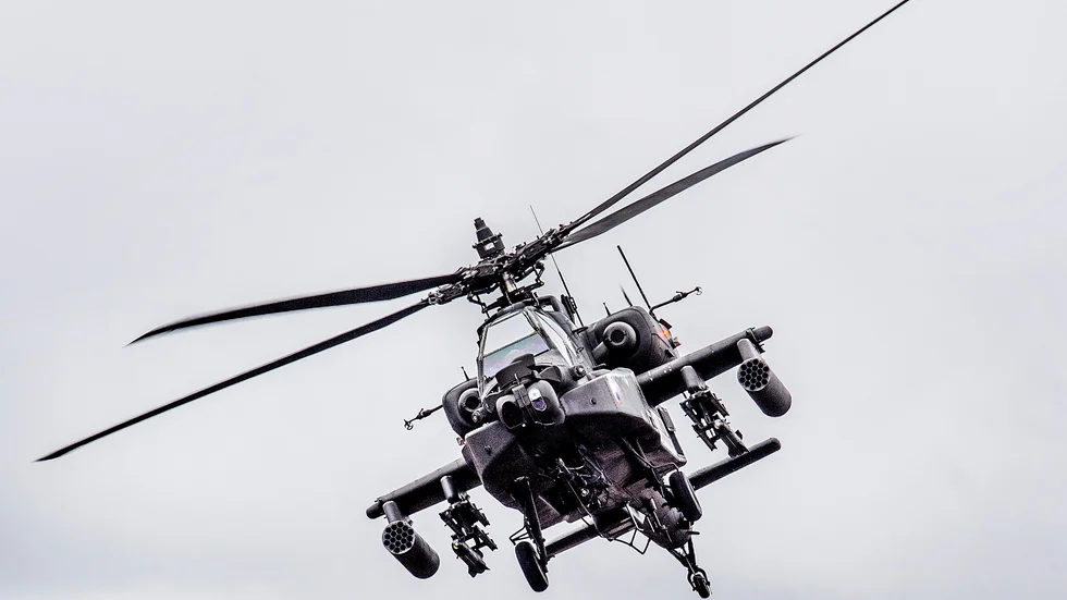 Amerikansk attackhelikopter vid en övning på Gotland.