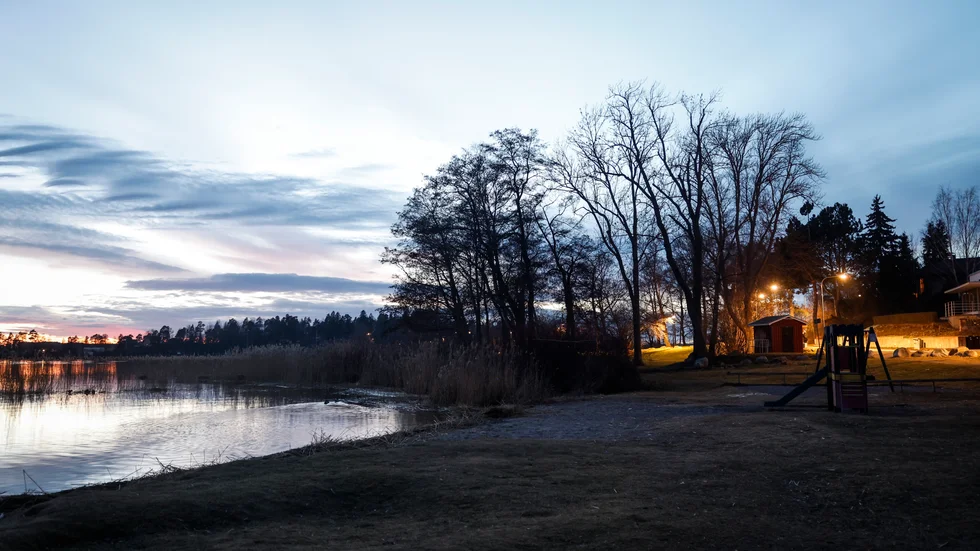 Hässelby strandbad på lördagskvällen. Mänskliga kvarlevor har hittats på två olika platser i Stockholmsområdet under lördagen. I båda fallen var det privatpersoner som gjorde fynden.