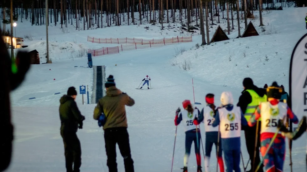 Den ovanliga tävlingsformen skicross åks, på längdskidor, över den utmanande terrängen i botten av slalombacken. Tävlingen lockade totalt 120 startande.