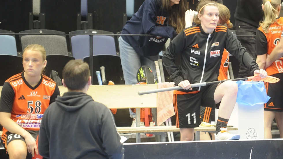 Elsie Nikander (sittande) och Daniela Broström efter match och besked om att det inte blir något kvalspel.